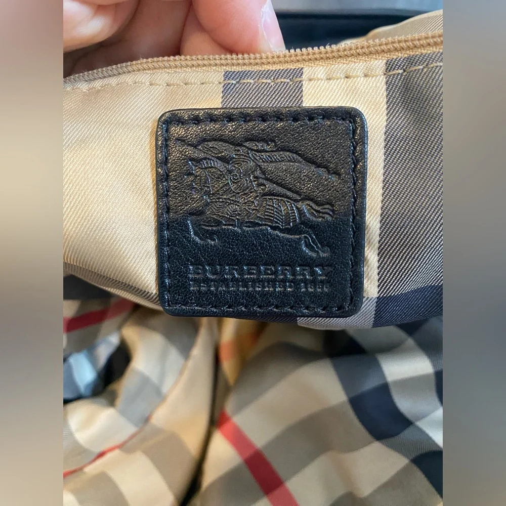 Burberry authentic buckleigh